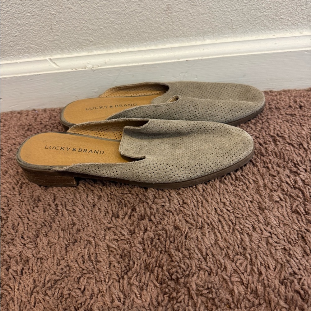 2 FOR $25 Lucky Brand Coryna Mule Flat Shoes Leather Slip On Taupe Suede 8.5 - Picture 1 of 7